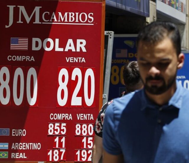 Peso chileno sufrió una caída histórica a 800 unidades por dólar