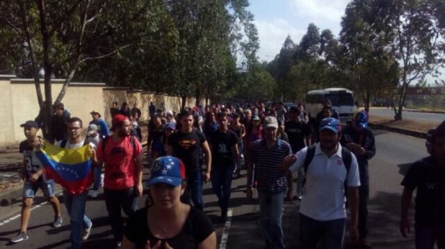 Estudiantes en Puerto Ordaz marchan hasta el destacamento 625 de la GNB