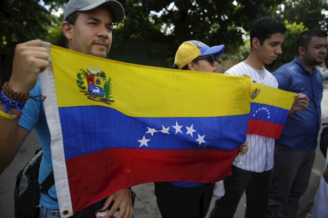 Venezolanos en El Salvador pidieron a diplomáticos no acatar orden de Maduro