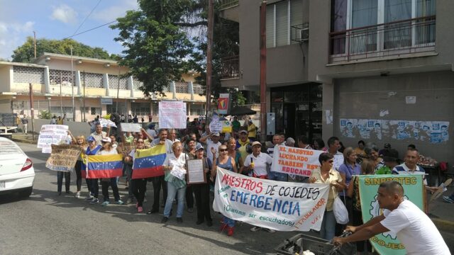 Maestros comenzaron paro de 72 horas con protestas de calle