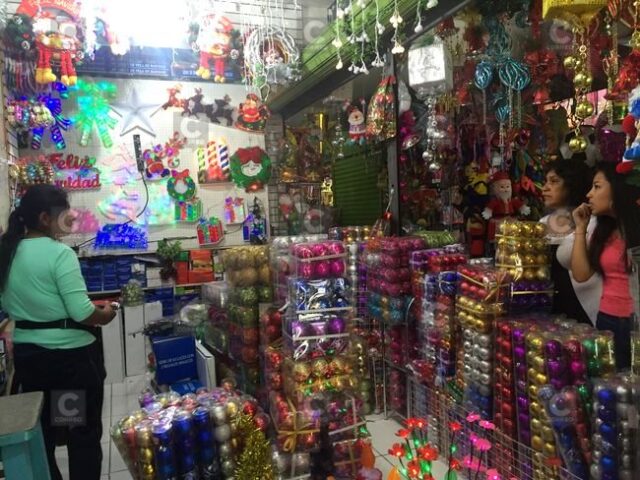 Caída del consumo y precio del dólar mantienen en vilo a comerciantes navideños