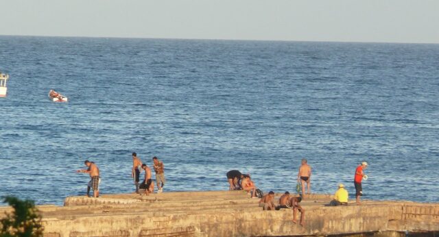 Camión militar cayó en un hueco de un muelle de Nueva Esparta