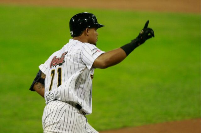 Isaías Tejeda gana confianza en el plato con Leones