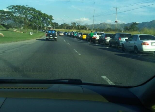 Persisten las largas colas en el país por la gasolina