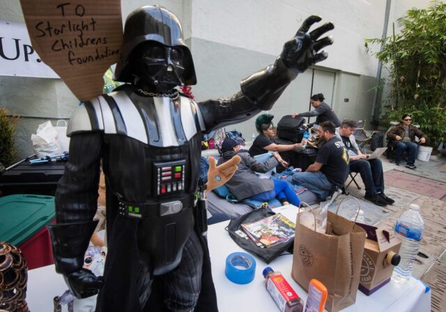 Acampan en cine de Los Ángeles a una semana del estreno de Star Wars
