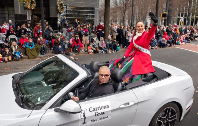 Catriona Gray dice adiós a Miss Universo con un desfile navideño