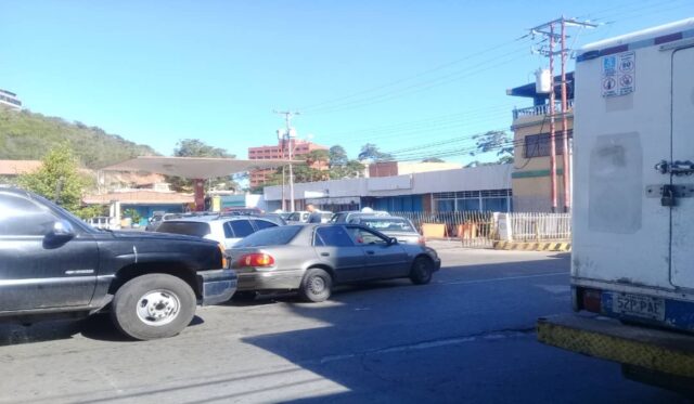 10 cuadras de cola hacen los zulianos para llenar el tanque de sus carros