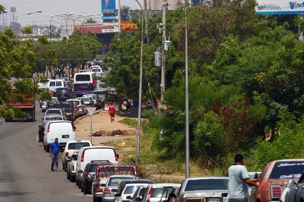 Colas de gasolina en Bolívar