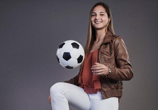La joya criolla Deyna Castellanos, cerca del Tacon