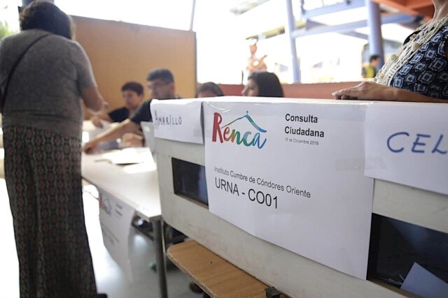 Chilenos respaldan cambiar la Constitución de Pinochet en consulta municipal