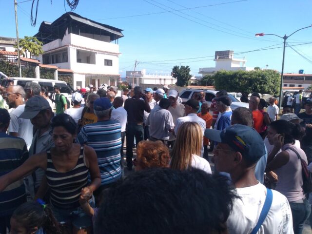 [VIDEOS] Reprimieron con lacrimógenas a ciudadanos que asistieron a la sesión de la AN en Vargas