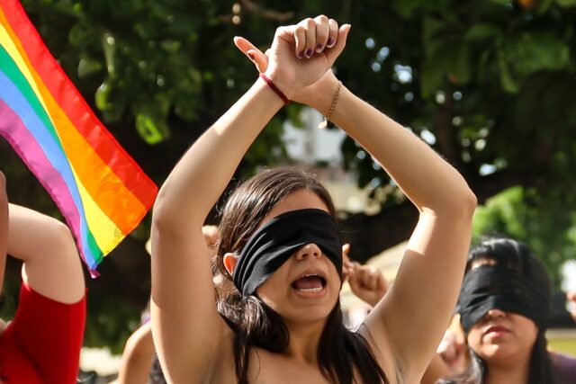 El canto de "el violador eres tú" también llegó a Caracas, pero sin mucha fuerza