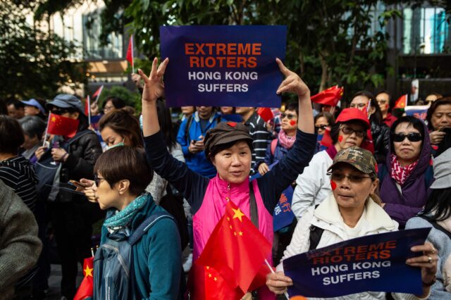 Una multitud en las calles de Hong Kong cuando se cumplen seis meses de protestas