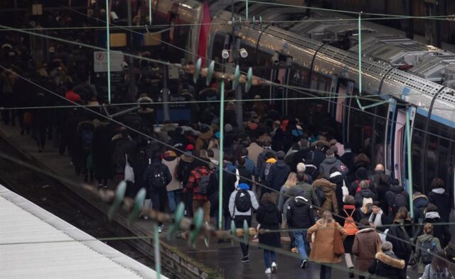 La huelga sigue en Francia pese a llamado al diálogo del gobierno