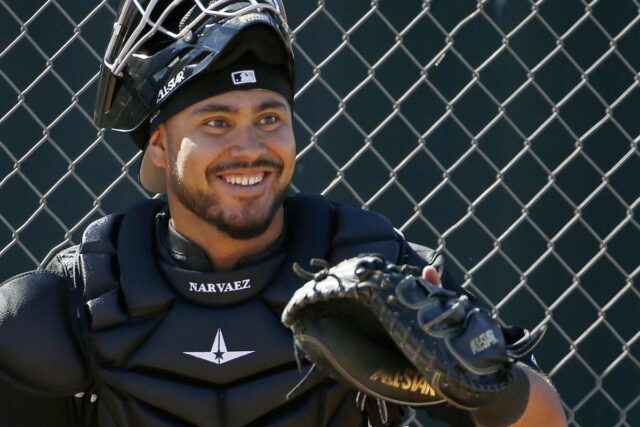 Milwaukee adquiere a Omar Narváez y tendrá dos catchers venezolanos