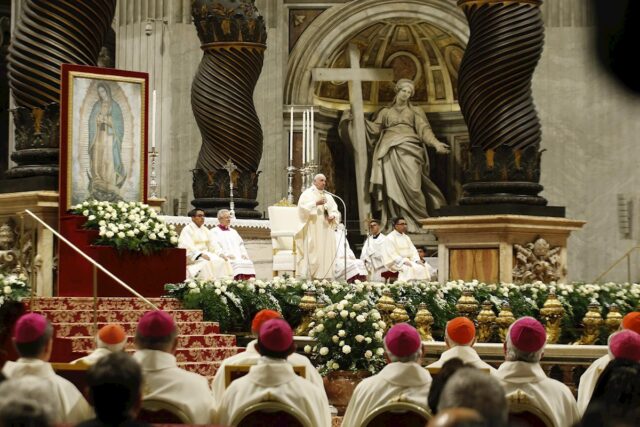 El papa recuerda que la Iglesia "es femenina" en la misa por la Virgen de Guadalupe