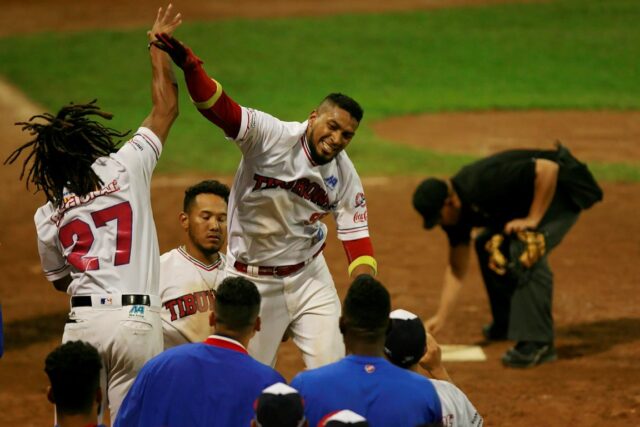 Los Tiburones nadan tranquilos hacia el mar abierto de la clasificación