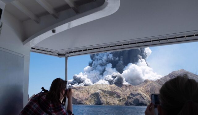 [Videos] Las imágenes más impactantes de la erupción del cráter Whakaari en Nueva Zelanda