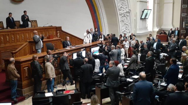 Pese al desacato, el chavismo juramentó a siete diputados