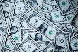 Precio del dólar se mantiene al alza en el mercado paralelo y oficial