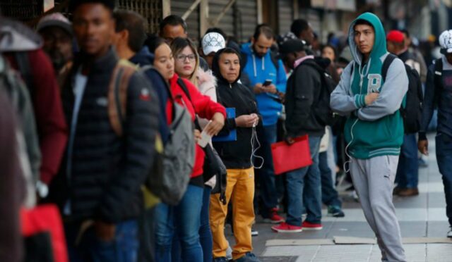 Extranjeros abandonan Chile por la crisis que atraviesa