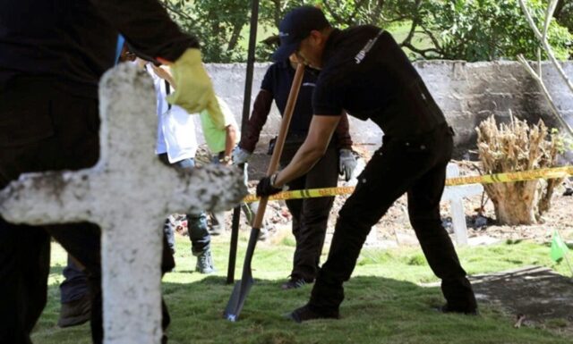 Investigan fosa con posibles 50 civiles ejecutados por militares en Colombia