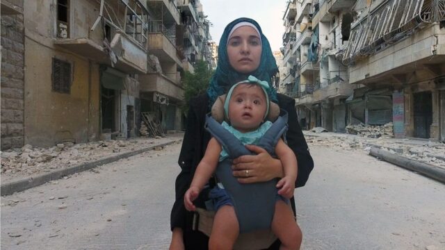 “For Sama”, el aclamado y crudo documental grabado por una joven siria que parió en medio de la guerra