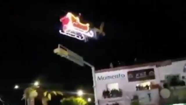 San Nicolás estrelló su trineo contra un edificio de México