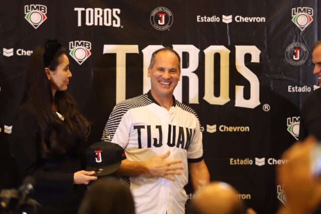 Toros de Tijuana presentó a Omar Vizquel como nuevo piloto