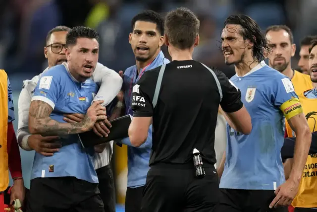 [VIDEO] La reacción de Edinson Cavani contra el VAR por la eliminación de Uruguay