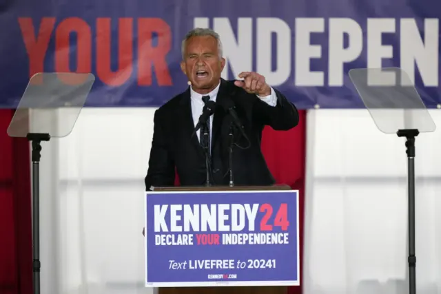 Robert F. Kennedy Jr. suspende su campaña a la Presidencia de EE UU y apoya a Trump