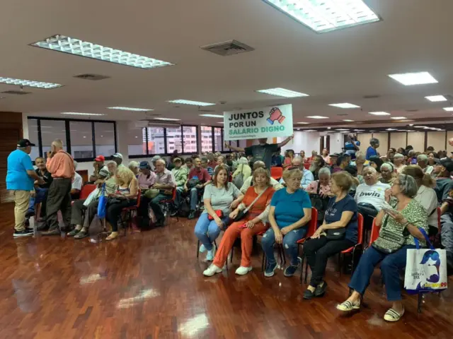 Protestas en Chacao: jubilados y pensionados de MinTransporte exigen pago de bono
