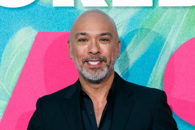 El comediante Jo Koy será el anfitrión de los Globos de Oro
