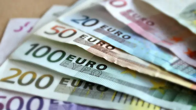 Gobierno español anuncia aumento del 5% del salario mínimo