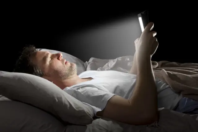 El peligroso motivo por el que no hay que usar el celular antes de dormir