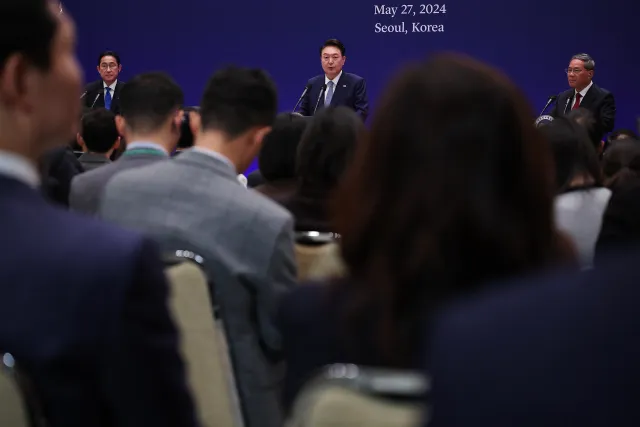Corea del Sur, China y Japón exigen en una cumbre la desnuclearización de Corea del Norte