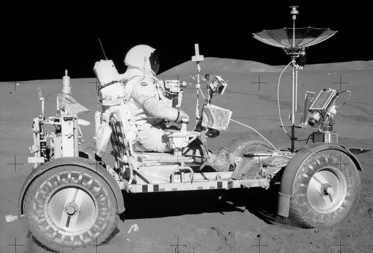 Dave Scott pilotando el 'buggy' lunar