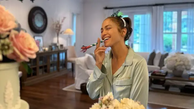 En fotos: Jennifer López celebra sus 55 al mejor estilo Bridgerton