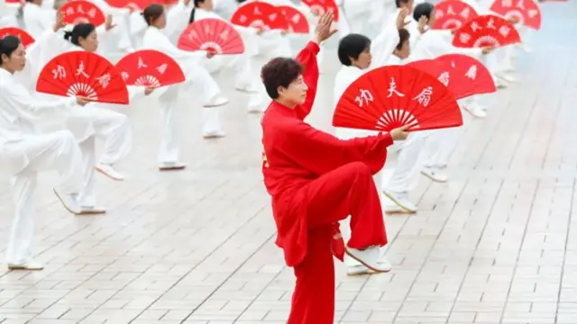 "Una actividad perfecta para el resto de tu vida": los beneficios del Tai Chi para la salud (según la Universidad de Harvard)