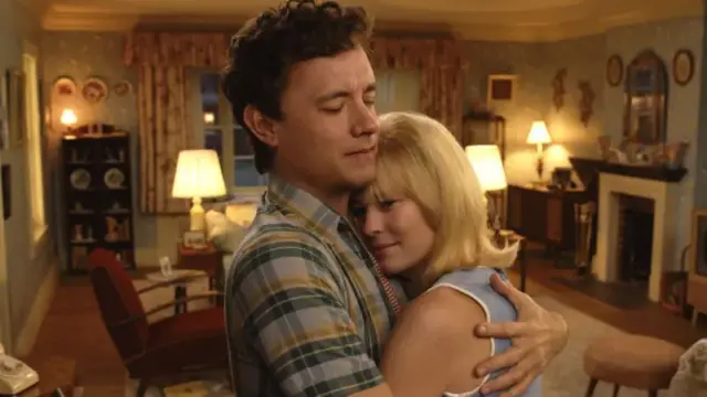 Por qué es tan inquietante la tecnología que rejuvenece a Tom Hanks y Robin Wright en la película Here