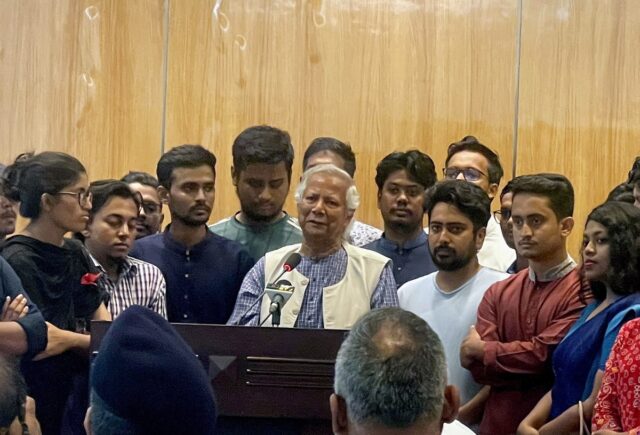 Muhammad Yunus llegó a Bangladés para liderar el gobierno interino