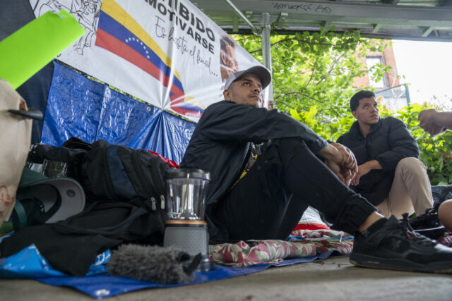 Dos venezolanos en huelga de hambre frente a ONU piden que Consejo trate crisis venezolana