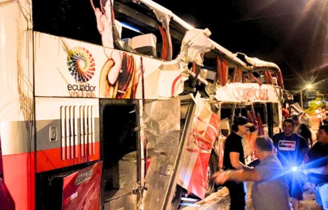 Accidente de tránsito en Ecuador: muere una persona y otras 19 resultan heridas