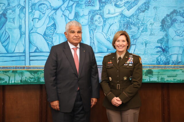 Jefa del Comando Sur de EE UU habla sobre Venezuela con presidente de Panamá