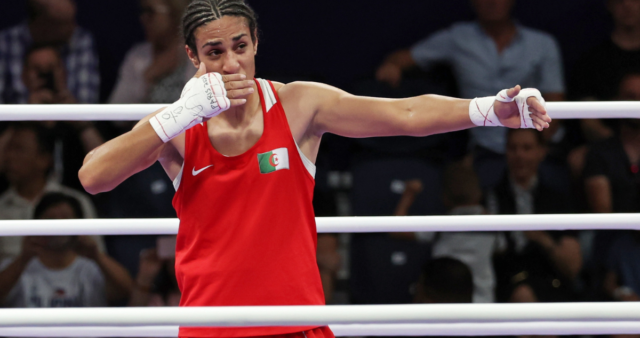 Boxeadora Khelif, inmersa en polémica de género, pasa a final olímpica de 66 kg