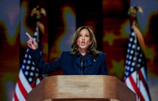 Kamala Harris dice que EE UU está al borde de una crisis constitucional