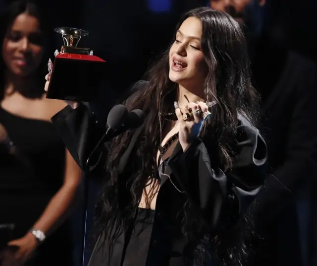 Objetos de Shakira, Rosalía y Ricky Martin se exhibirán en muestras de los Latin Grammy