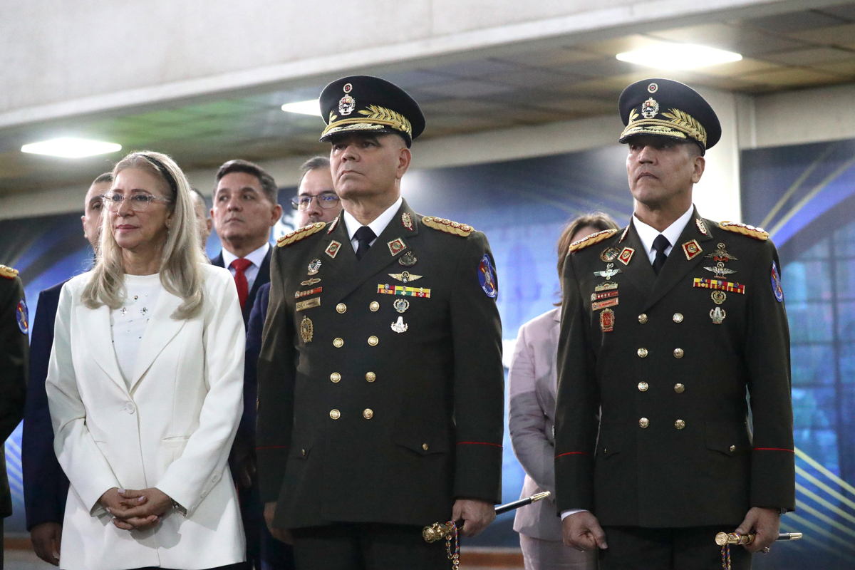 La esposa de Nicolás Maduro, Cilia Flores (i), acompañada del ministro de Defensa el general Vladimir Padrino López (c) y el general Domingo Antonio Hernández (d). Foto: EFE