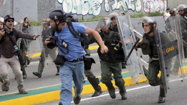 "Un toque de queda comunicacional": el desafío de ejercer el periodismo en medio de la represión