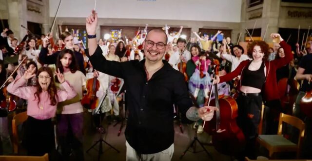 El director de orquesta Ron Davis Álvarez entre los héroes 2024 para CNN